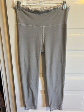 High-Waist Gray Striped Capris